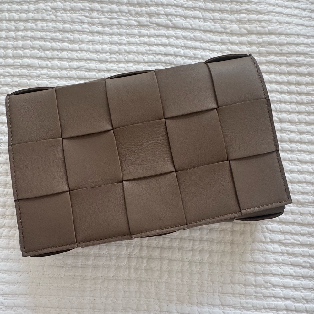 New unworn Bottega veneta Woven Brown Clutch/crossbody bag